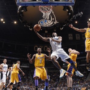 爱游戏智能体验-线上“水花兄弟”生涯：库里在季后赛中连续五场投中六个以上三分球！