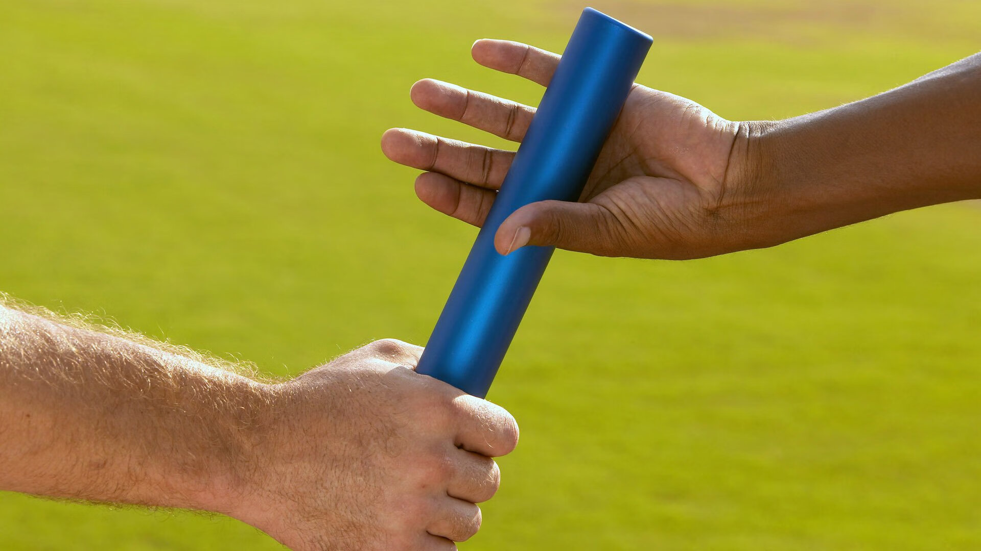 “足球场新建项目落地,助力推广全民运动”,新建足球场政策